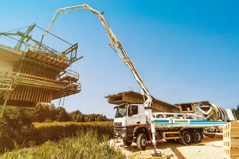 Das Partial Support Teilabstützungssystem von Schwing ermöglicht es, die Autobetonpumpe auch unter schwierigen Platzverhältnissen sicher aufzustellen. Quelle: Schwing