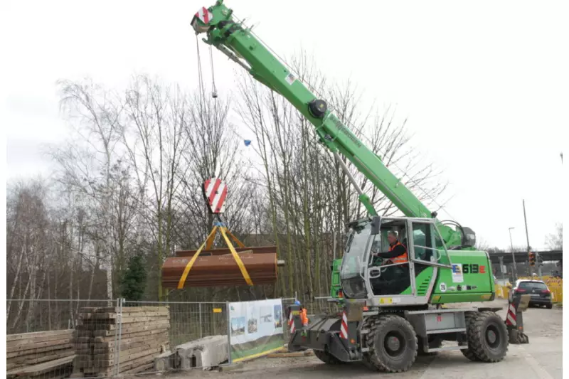 Mit einem Sennebogen 613 Mobilteleskopkran arbeitet die Echterhoff Bau-Gruppe auf einer Bahn-Baustelle in Hannover. Egal ob auf dem Lagerplatz Material verladen werden soll oder Bauteile auf der Baustelle platziert werden sollen – der 613 M ist das Mittel der Wahl.