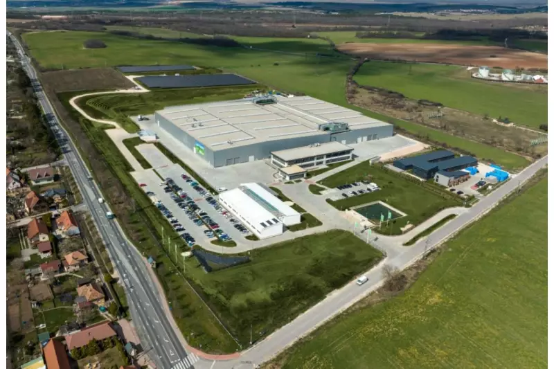 Um der wachsenden Nachfrage gerecht zu werden, hat Sennebogen in Litér (Ungarn) auf einer Grundstücksfläche von rund 13 ha ein neues, modernes Stahlbauwerk gebaut. 