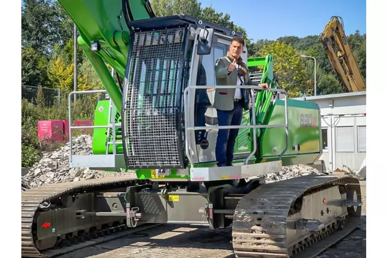 „Wir benötigen einen Bagger, der stabil steht und auch unter anspruchsvollen Einsatzbedingungen robust ist. Auch der Faktor ‚Made in Germany‘ spielt eine Rolle. Wir haben die Maschine vor der Entscheidung getestet und sie hat uns sofort überzeugt“, so Giuseppe Ferraro, Geschäftsführer Ferraro Group. Er leitet mit seinem Vater Cav. Damiano Ferraro das Unternehmen. Quelle: Sennebogen