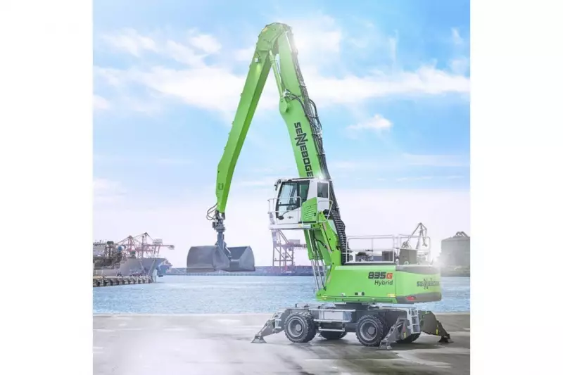 Der Sennebogen 835 G Hybrid
ist der erste einer völlig neuen
Generation Umschlagbagger.