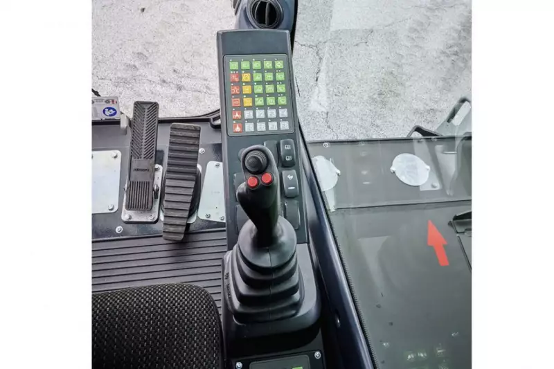 Die neue Maxcab Kabine bietet höchsten Fahrerkomfort
und eine einfache Bedienung.