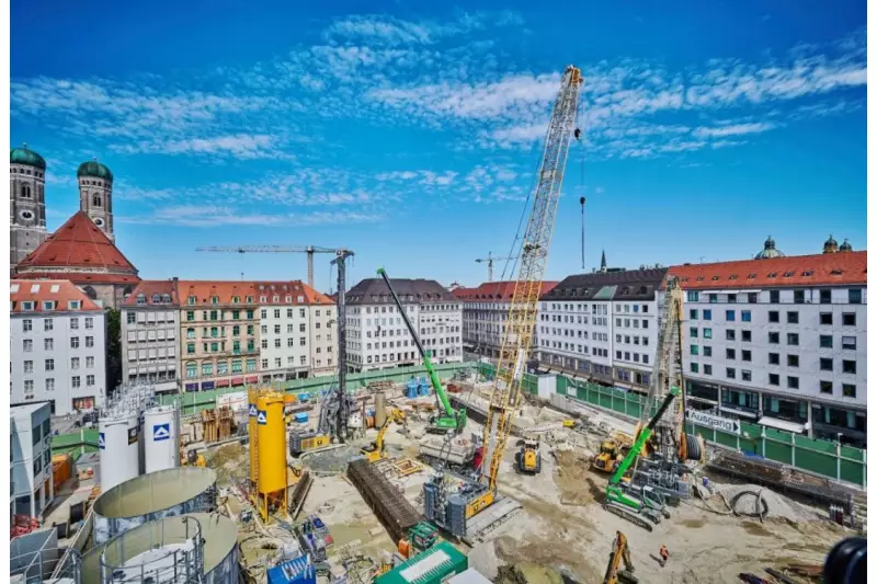Beengte Platzverhältnisse im Herzen Münchens: Sennebogen Raupentelekrane 6113 E und 643 E im Einsatz bei Rohbauarbeiten für den neuen Haltpunkt Marienhof, der sich künftig in einer Tiefe von ca. 40 Metern befindet.