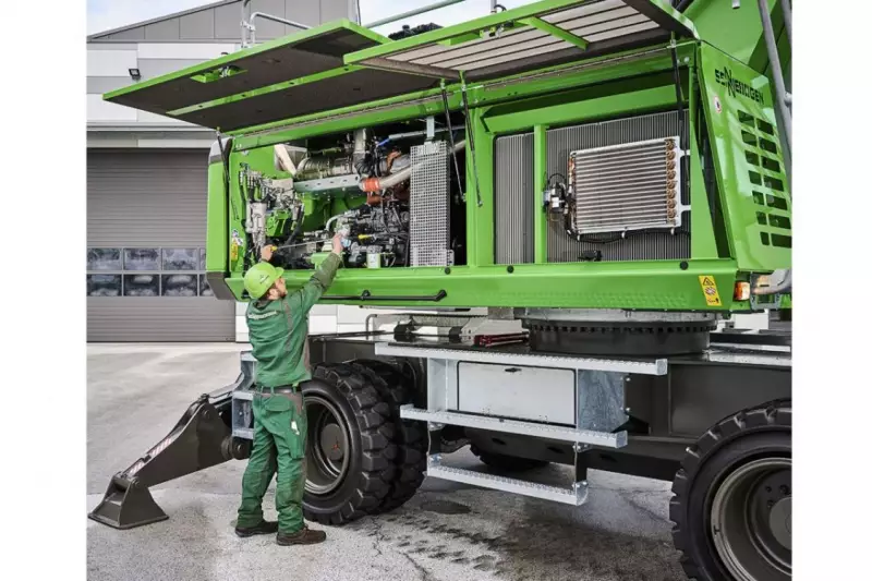 Die Rückmeldungen der Händler und Kunden
sind direkt in die Entwicklung der neuen Serie
eingeflossen. Noch bessere Zugänglichkeiten, intelligente
Wartungspunkte und ein übersichtliches
Maschinendesign machen den Service und die tägliche
Wartung nun noch einfacher und sicherer.