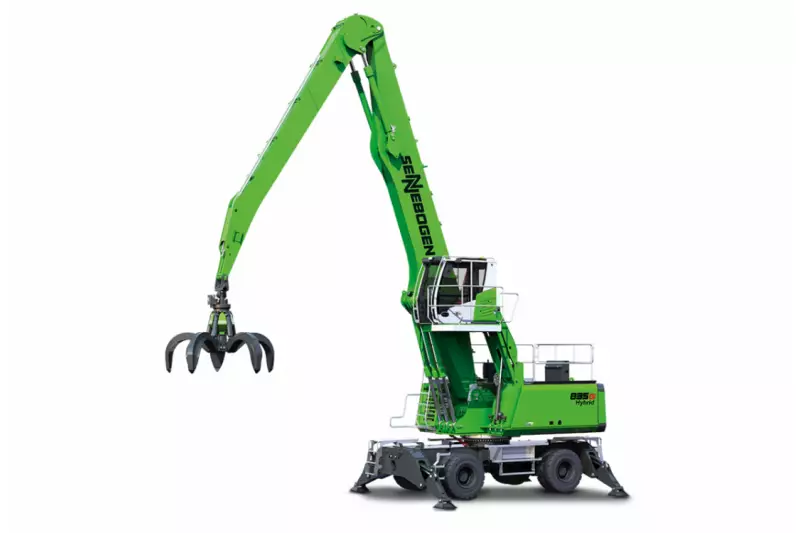 Beim 835 G Hybrid kommt das Sennebogen Green
Hybrid Energie-Rückgewinnungssystem erstmals
auch in der Maschinenkategorie unter 50 t zum
Einsatz.