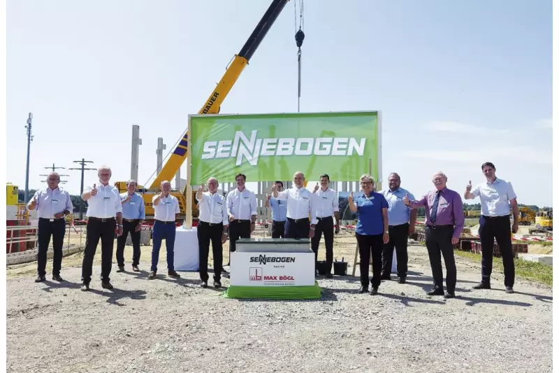 Am 10. Juli 2020 fand die Grundsteinlegung des neuen Sennebogen Customer Service Centers am neuen Standort in der Gemeinde Steinach im Landkreis Straubing
statt. Generalbaunehmer ist die Firma Max Bögl. Geplant und koordiniert wird das Bauvorhaben durch die Koch Gruppe.