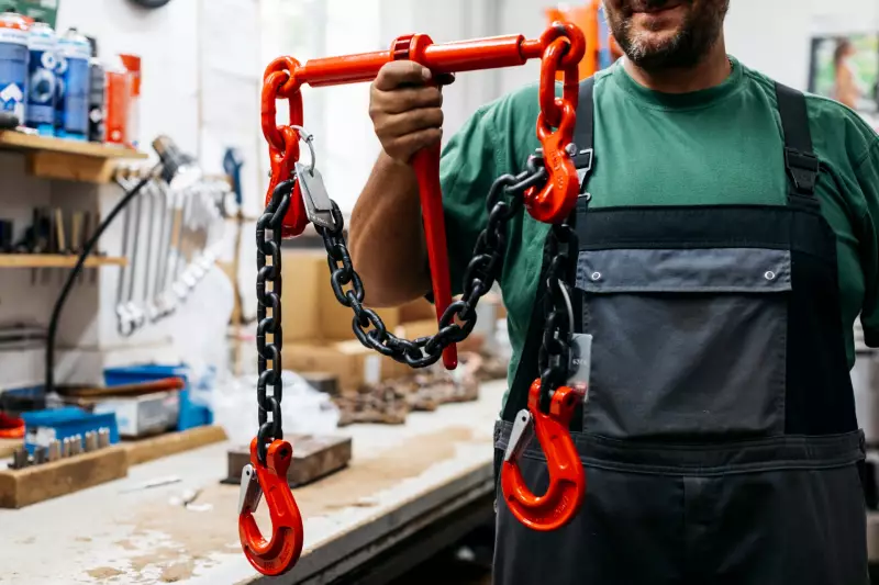 Montage hochwertiger Ketten- und Hebezeuge, am SHZ-Standort Großröhrsdorf, Deutschland.