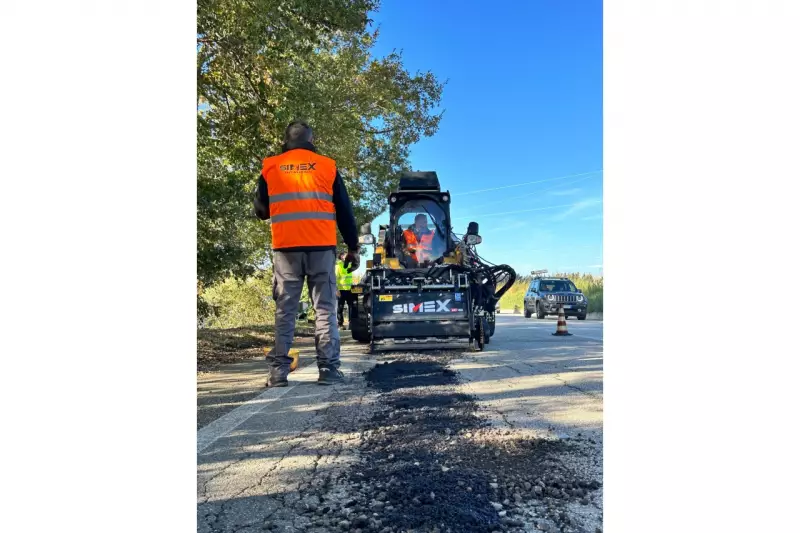 Typisches Schadensbild im Bereich der Spurrinnen. Im ersten Schritt fräst die ART 1000 den Asphalt bis zu 50 mm tief. Quelle: Simex