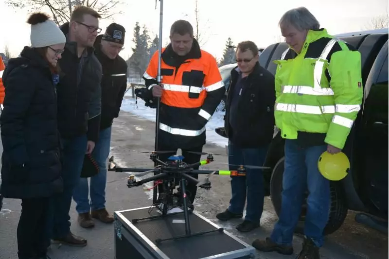 Mit einem Copter können auch in unzugänglichem Gelände schnell hochgenaue
2-und 3-D-Geländeaufnahmen erstellt werden.
