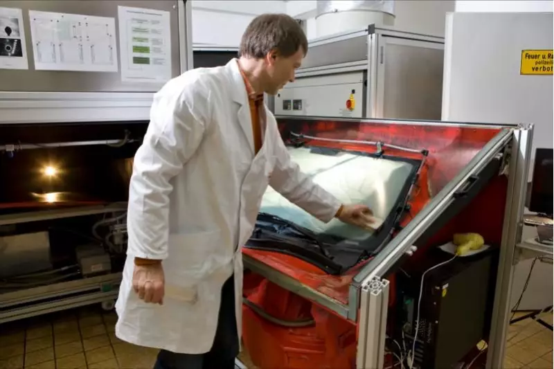 An diesem Teststand prüft der Hersteller die Reinigungseigenschaften auf einer Frontscheibe während eines simulierten Fahrbetriebs. Damit kann unter Laborbedingungen ein Vergleichstest durchgeführt werden.
