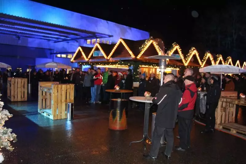 Auf dem Sortimo-Firmengelände wurde ein Weihnachtsmarkt mit Essens- und Getränkehütten aufgebaut.