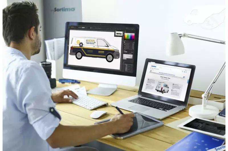 Sortimo bietet einen neuen Gestaltungsservice
für Fahrzeugbeklebungen an: Ein Grafikspezialist
spricht und visualisiert alle Wünsche gemeinsam
mit dem Kunden, sodass dieser ein Bild von seiner
künftigen Beklebung bekommt. Quelle: Sortimo