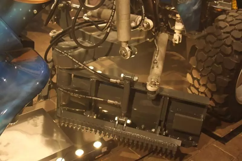 Die Aufreißzähne der Stehr Knickschar sind hydraulisch absenkbar.