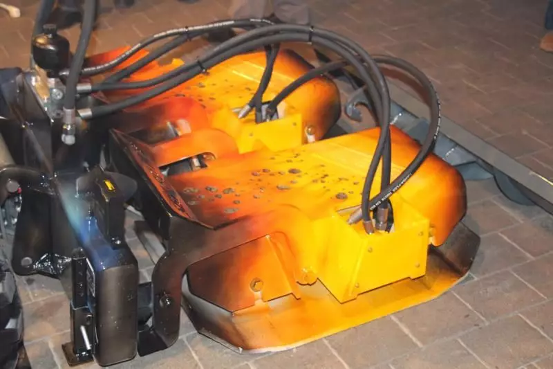 Mithilfe der Schnellwechselvorrichtung lassen sich Anbaugeräte wie das Frontschild oder der Plattenverdichter beliebig auswechseln.