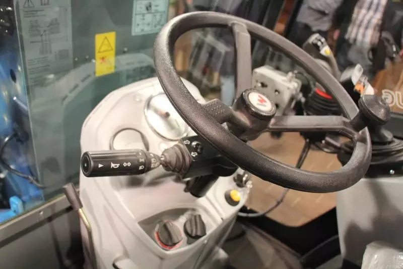 Auch der Innenraum des SUG 20 konnte durch Geräumigkeit, Komfort und eine einfache Steuerung mittels Lenkrad und
Joystick überzeugen.