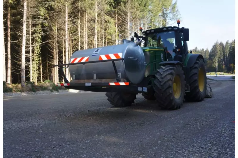 Ebenfalls eine Stehr-Entwicklung: 2.000 l fasst der Berieselungstank. Eine fein regelbare Pumpe sorgt stets für die richtige Menge und Breite der Berieselung.