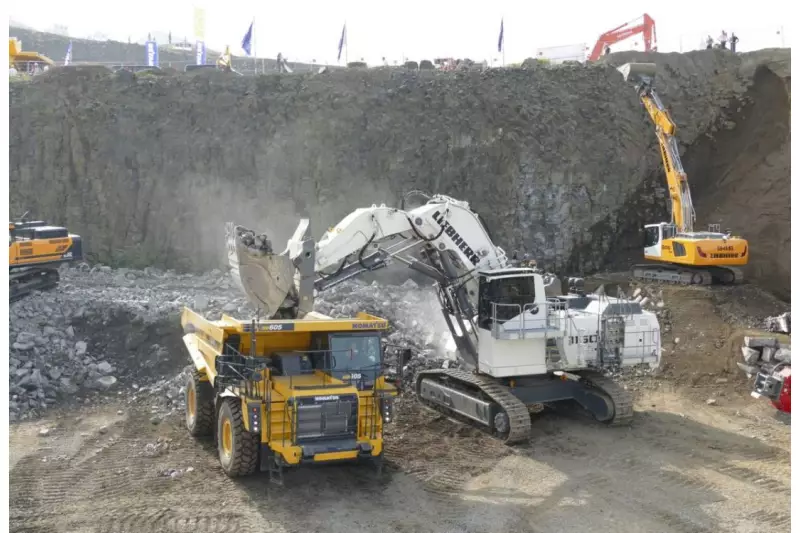 Wie in Wirklichkeit: Der Liebherr R 9150 belädt den 
Komatsu HD605. Auf der Demofläche gab es keine 
Berührungsängste zwischen den verschiedenen 
Herstellern. Alle vereinte das gemeinsame Ziel, 
den Zuschauern eine tolle Show zu bieten. 