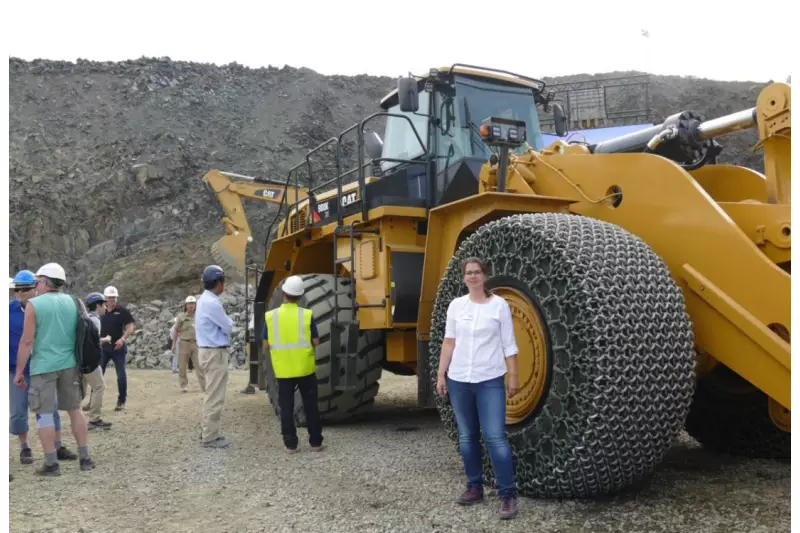 Sonja Reimann, Chefredakteurin des Deutschen Baublatts, der Kundenzeitschrift der Zeppelin Baumaschinen, neben dem neuen Cat 988K XE.  Sein diesel-elektrischer Antrieb verspricht bis zu 10 % mehr Produktivität bei bis zu 25 % Treib-
stoffersparnis.
