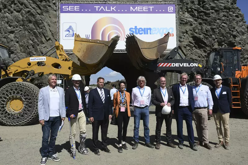 Gruppenfoto nach der Eröffnung mit allen Rednern sowie der Bürgermeisterin Simke Ried der Stadt Homburg/Ohm. Quelle: Treffpunkt.Bau