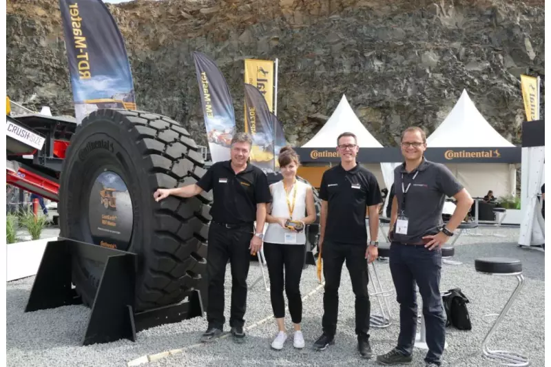 Continental steigt groß ein in den Reifenmarkt im Erdbewegungsbereich. Matthias Engelhardt, Anika Hannig und Christian Luther (v.l.) sprachen mit David Kern von Treffpunkt.Bau über die runden Riesen. 