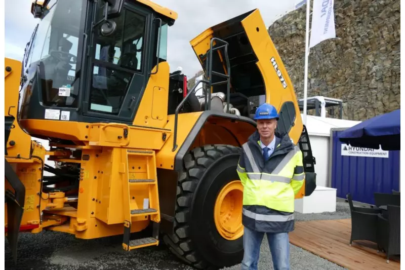 Frank Frickenstein, Sales Manager Germany bei Hyundai, freut sich über die neue Konzernstrategie. Mit auf die Messe brachte er u.a. den ebenfalls neuen Radlader HL975.