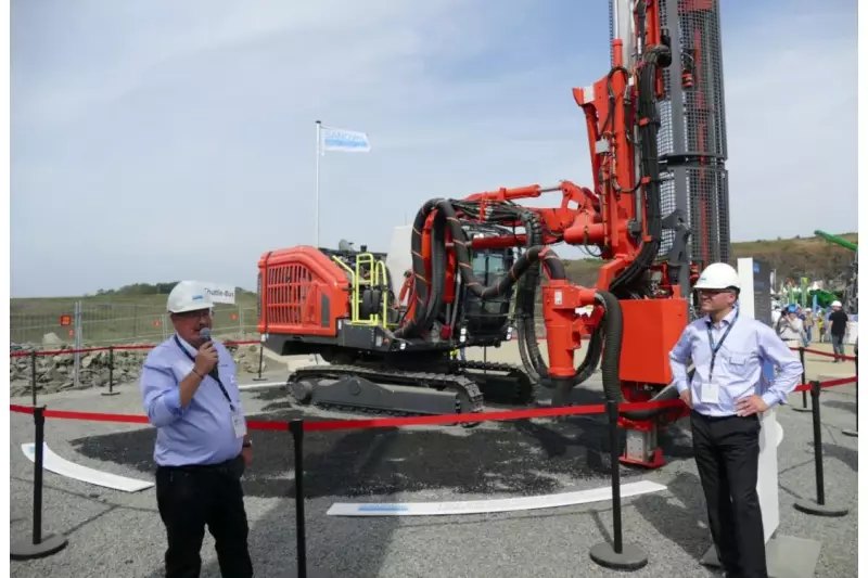 Sandvik zeigte den neuen Ranger DX900i. Martin Friedl (r.), Geschäftsführer, und Olaf Gruner, Sales Manager Surface Drill, präsentierten die Maschine der Fachpresse.