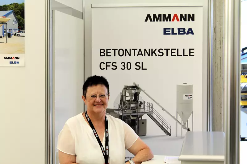 Ingrid Schaar, Assistentin der Geschäftsleitung bei Ammann Elba Beton, stellte die Betontank­stelle CFS 30 SL Elba vor. Sie bietet eine wirtschaftliche Lösung für diverse Anwendungsbereiche, darunter Recycling, GaLaBau sowie die Fertigteil- und Betonwarenbranche. Quelle: Treffpunkt.Bau