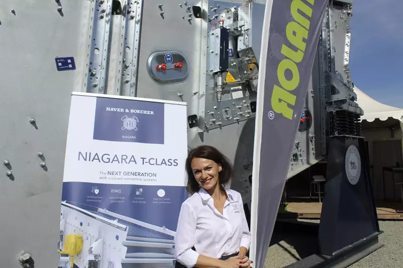 Tatjana Schneider, Vertriebsassistentin Marketing, und ihr Haver&Boecker-Messeteam präsentierten unter anderem die neue Niagara T-Class, eine geneigte Freischwinger-Siebmaschine. Sie zeichnet sich u. a. durch eine schweißfreie Konstruktion aus. Quelle: Treffpunkt.Bau