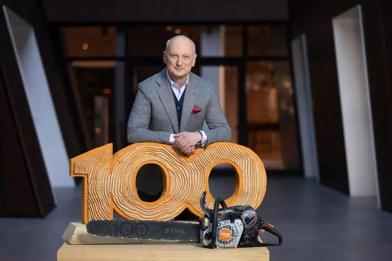 Dr. Nikolas Stihl, Vorsitzender des Stihl Beirats und Aufsichtsrats, präsentiert anlässlich des 100-jährigen Firmenjubiläums die Jubiläumssäge Stihl MS 500i Centennial Edition.  