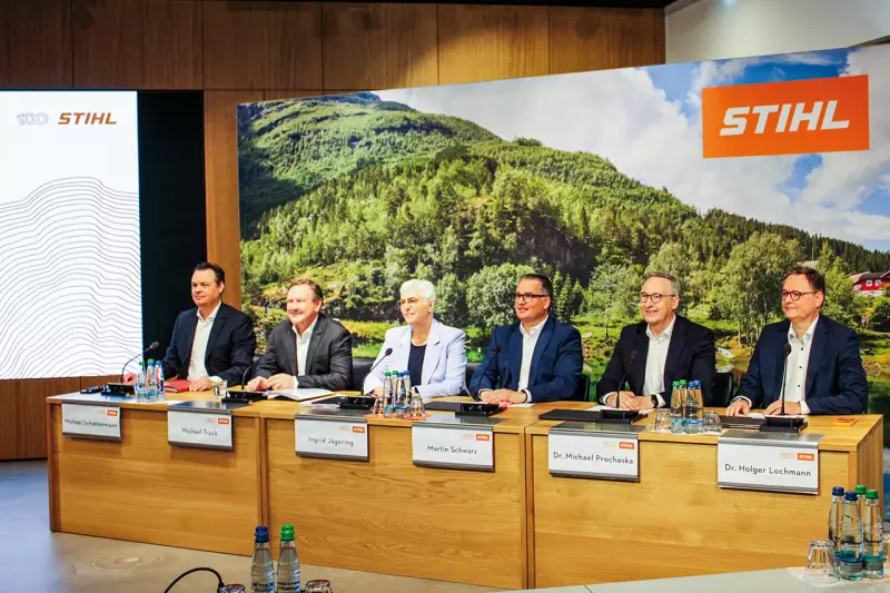 Der Vorstand der Stihl Gruppe blickt auf ein anspruchsvolles und zugleich erfolgreiches Geschäftsjahr 2025 zurück. Durch die Pressekonferenz führten (v. l.): Michael Schattenmann, Leiter Unternehmenskommunikation, Michael Traub, Vorstandsvorsitzender, Ingrid Jägering, Vorständin Finanzen und IT, Martin Schwarz, Vorstand Produktion und Materialwirtschaft, Dr. Michael Prochaska, Vorstand Personal und Recht, und Dr. Holger Lochmann, Vorstand Entwicklung. Quelle: Treffpunkt.Bau