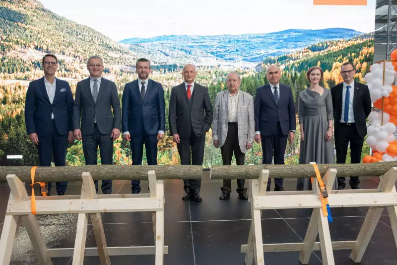 Hochrangige Gäste sind bei der Eröffnung anwesend (v.l.n.r.): Sebastian Metz, Geschäftsführendes Vorstandsmitglied deutsch-rumänische Industrie- und Handelskammer (AHK Rumänien), Präsident des Kreisrats Bihor, Florin-Alin Birta, Bürgermeister Oradea, Dr. Nikolas Stihl, Vorsitzender Stihl Beirat und Aufsichtsrat, Hans Peter Stihl, Ehrenvorsitzender Stihl Beirat und Aufsichtsrat, Ilie Boloja, Premierminister Rumänien, Noemi Straub, Vice President Andreas Stihl Power Tools S.R.L., Dr. Robert Feulner, Geschäftsführer Andreas Stihl Power Tools S.R.L.