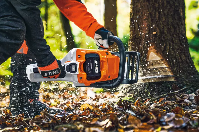 Profi-Anwender profitieren. Mit den neuen Allpro-Akkus erschließt Stihl Anwendungsfelder, in denen Kunden bislang auf Geräte mit Verbrennerantrieb angewiesen waren. Es ist kompatibel mit dem bisherigen AP-Akkusystem. Quelle: Stihl