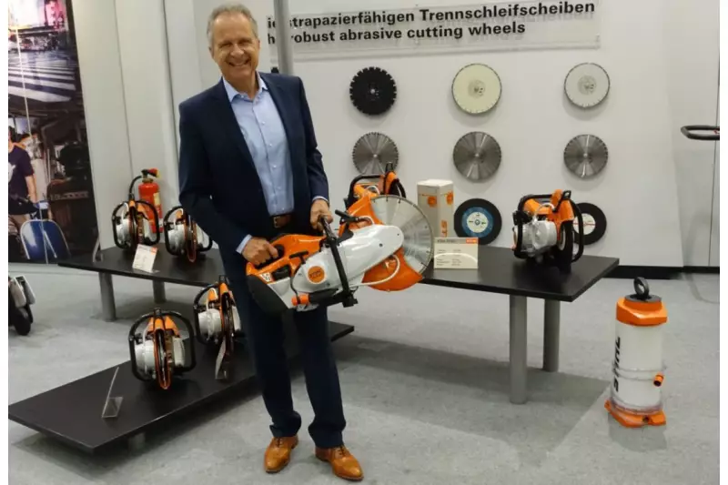 Norbert Pick, Vorstand Marketing und Vertrieb: „Stihl hat in allen Regionen weltweit deutlich Marktanteile gewinnen können.“ Hier präsentiert er den neuen Trennschleifer TS 440.