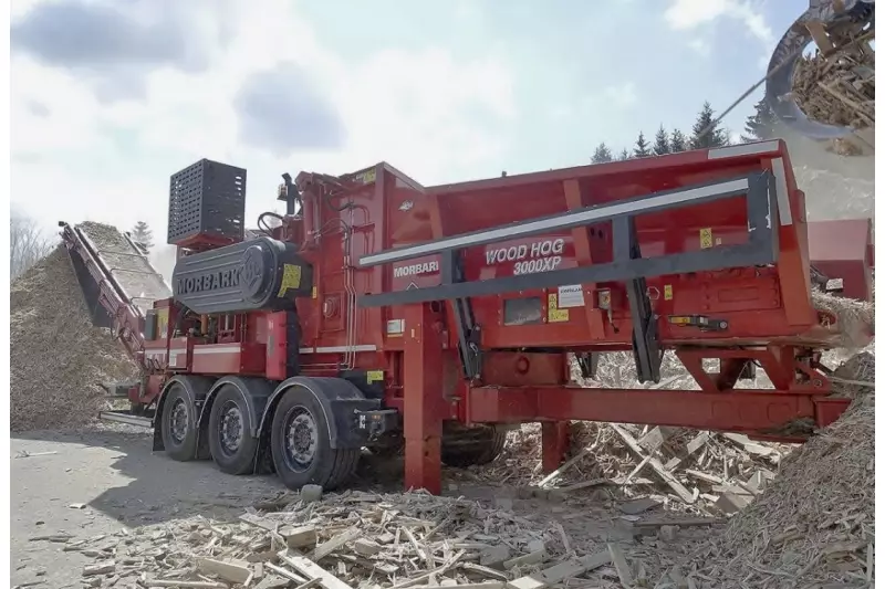 Ein Amerikaner für Europa. Samt Radfahrwerk wiegt der Morbark Wood Hog WH 3000 X rund 24 t und kann mit bis zu 80 km/h auf hiesigen Straßen transportiert werden. Für Einsätze in unwegsamem Gelände ist der WH 3000 X auch mit Kettenlaufwerk lieferbar.