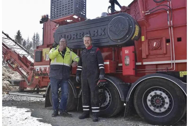 Harm Liebregt (l.), Sales Manager Stoevelaar, und Alwin Baarslag, Technikleiter Stoevelaar, gingen mit dem Morbark WH 3000 X auf Demotour.