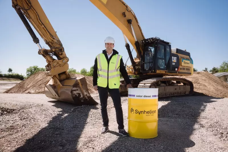 Philipp Furler, Co-CEO und Mitgründer von Synhelion, vor dem Bagger der Eberhard Unternehmungen, der mit Synhelions synthetischem Diesel betankt wurde.
