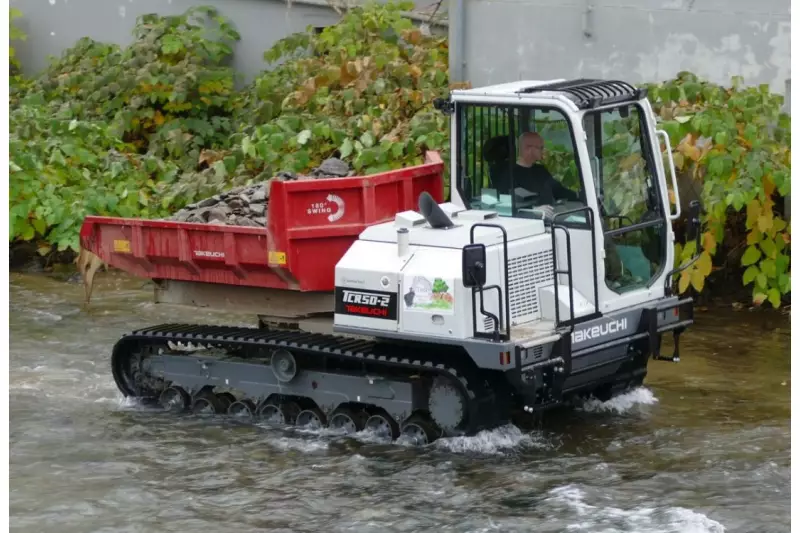 Der Takeuchi Dumper TCR50-2 transportiert 3,7 t auch unter schwierigsten Bedingungen.