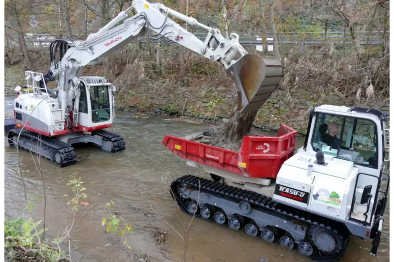 Das Zusammenspiel von Takeuchi TB 2150 Bagger und TCR50-2 Dumper passt perfekt und macht die Arbeit auch wirtschaftlich interessant.