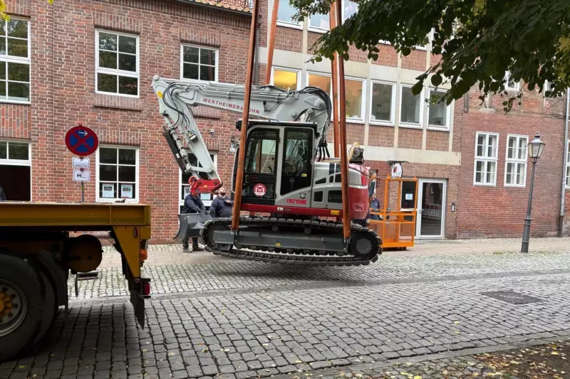 Der 16 t Takeuchi Bagger beim Start zu seinem Einsatzort.