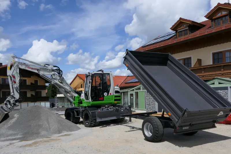  Mit Anhänger (auch für die Straße zugelassen) ist der Takeuchi TB 395 W höchst flexibel nutzbar.
