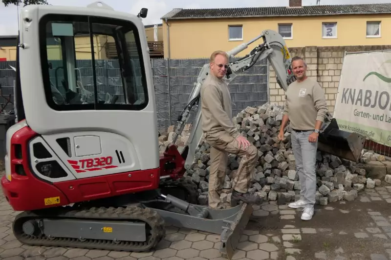 Der Takeuchi TB 320 mit dem Taklock-Schnellkupplungssystem macht den Wechsel hydraulische Anbaugeräte einfach. Gärtnermeister Sven Busse und Oliver Knabjohann v.l.