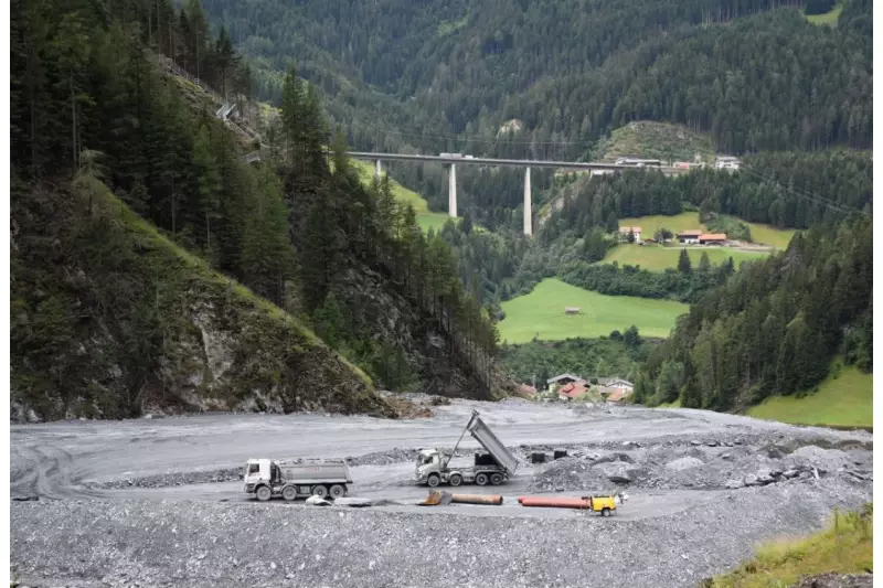 Der Anfang ist gemacht. Fuhre für Fuhre füllen die Tatras das Padastertal mit Schotter aus dem Tunnel. Diese größte Tunnelausbruchsdeponie in Europa wird auf 1.500 m Länge und auf bis zu 78 m Höhe anwachsen und danach zum Naherholungsgebiet ausgebaut. Verantwortlich für das Großprojekt ist die Porr Umwelttechnik als Subunternehmer der ARGE H51.