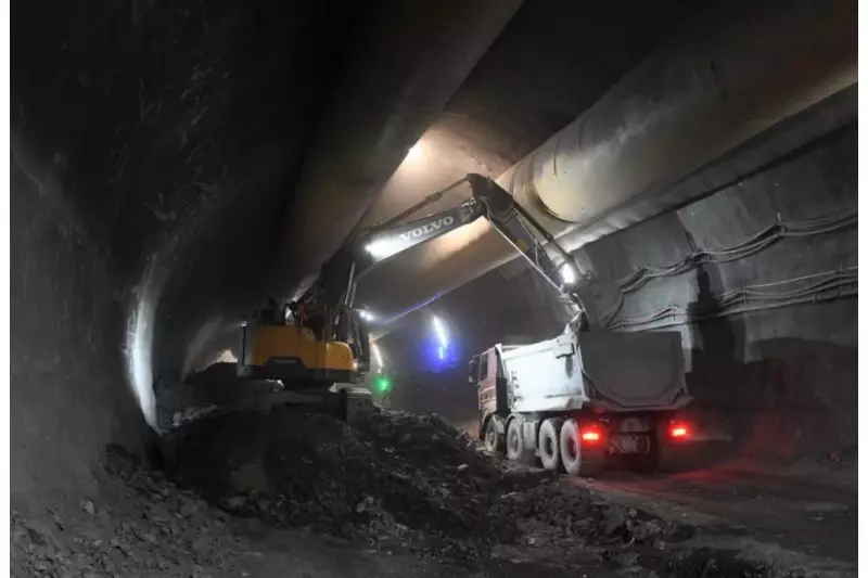 Der Verladeplatz befindet sich momentan etwa 3 km tief im Berg. Rund 3.000 m³ Abraum pro 24 Stunden fallen derzeit im Sprengvortrieb an.