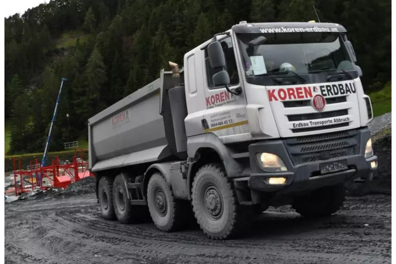 Mit gut 20 km/h kämpft sich der Tatra 50-Tonner über die bucklige, steile und rutschige Piste. 45 Minuten dauert derzeit eine Tour.