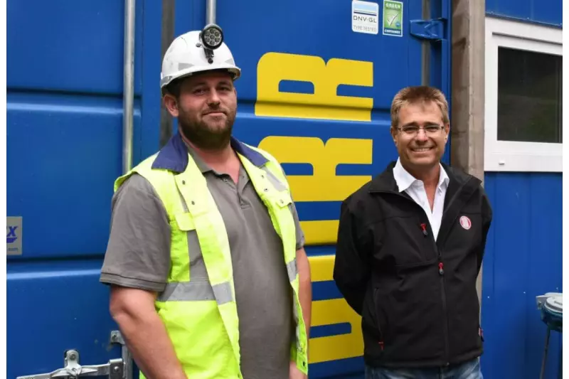 Stefan Koren (l.), Geschäftsführer der Koren GmbH, setzt drei Tatra Muldenkipper an der BBT-Baustelle ein. Ansprechpartner bei allen Fragen rund um Vertrieb und Service ist Robert Kerschl, Leiter Tatra Profitcenter bei Tschann Nutzfahrzeuge.