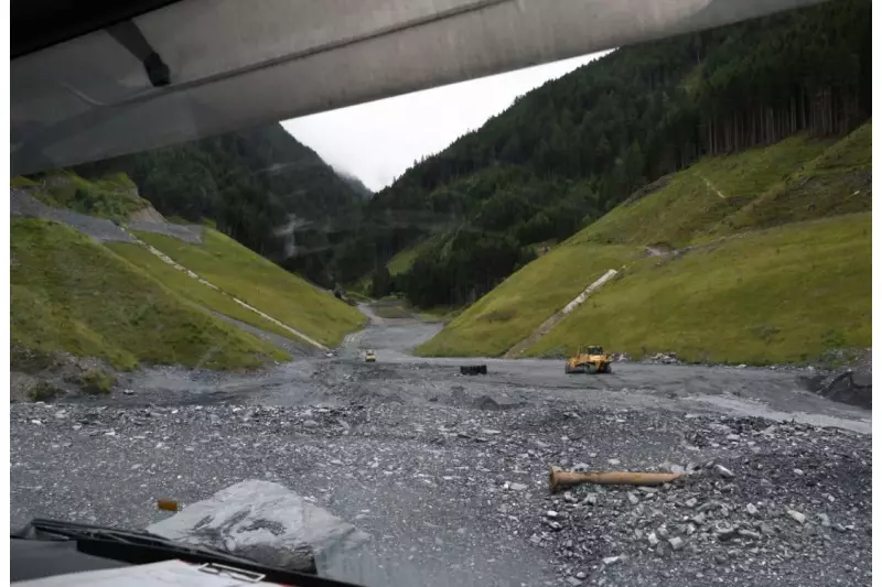 Der Blick aus dem Tatra-Fahrerhaus zeigt, wo die Reise hingeht: Die Baumgrenze markiert etwa die angepeilte Füllhöhe des Tals.