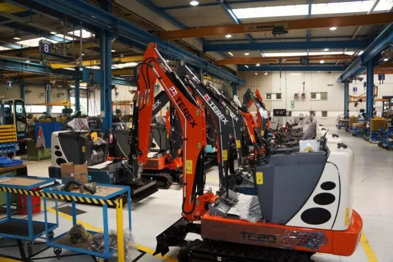 Hell, aufgeräumt und klar strukturiert – so sehen die Produktionslinien bei
Terex in Crailsheim nun aus. Durch die Optimierung werden Bagger nun
an zwei (statt bisher 6) und R adlader auf einer (statt bisher 5) Produktionsstraßen
produziert. Durch die Logistik kann im „Mixed-Model-Line“
verfahren aber effizienter und mehr gefertigt werden.