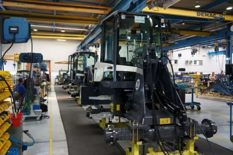 Mit rund 350 Mitarbeitern auf 65.000 m² produziert Terex aktuell 21 verschiedene
Modelle und Varianten. 8 Mini-Raupenbagger, 5 Midi-Raupenbagger,
3 Mobilbagger und 5 Radlader von 0,5 bis 1,2 m³ Schaufelinhalt.