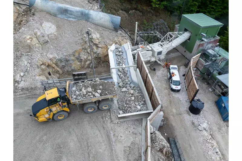 Gut erkennbar: Das aus dem Steinbruch angelieferte Material ist sehr inhomogen, durch den Rollenrost wird alles abgeschieden, was nicht durch den Brecher muss.