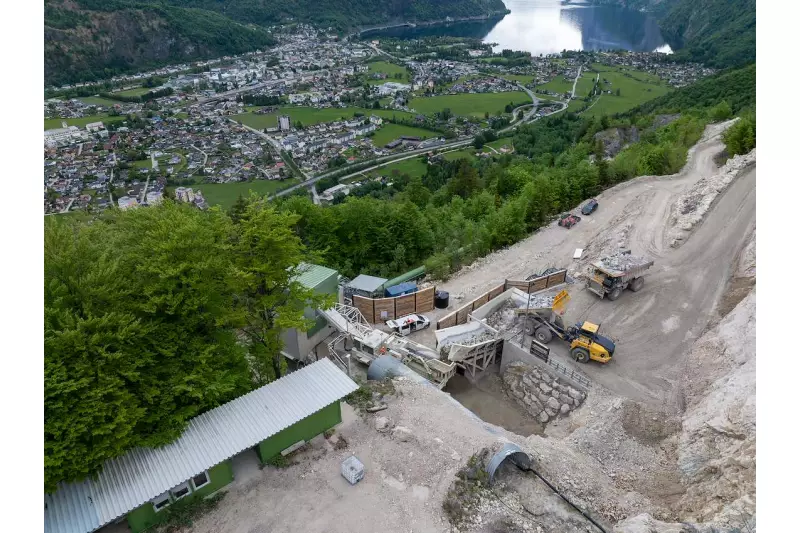Aus der Luft ist die Nähe der Brecheranlage zum Dorf gut erkennbar – die Lärmschutzwände und Staubbindeanlage schützen die Anwohner-
